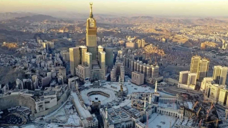 كيف تسربت  من الحرم المكّي لقطات الدعاء للمجاهدين في غزة؟ وماذا قال المعيقلي؟