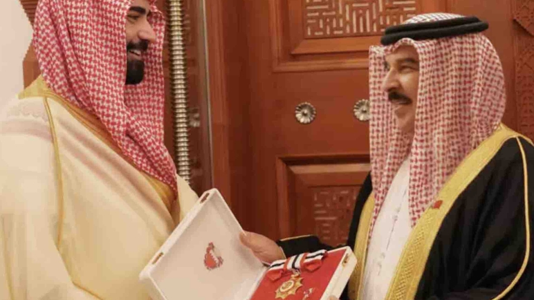 ملك البحرين يكرم سفير السعودية
