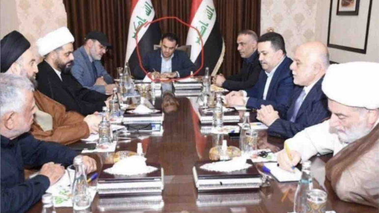 صورة مثيرة تكشف عن شخص مجهول يدير العراق بحضور رئيس الوزراء