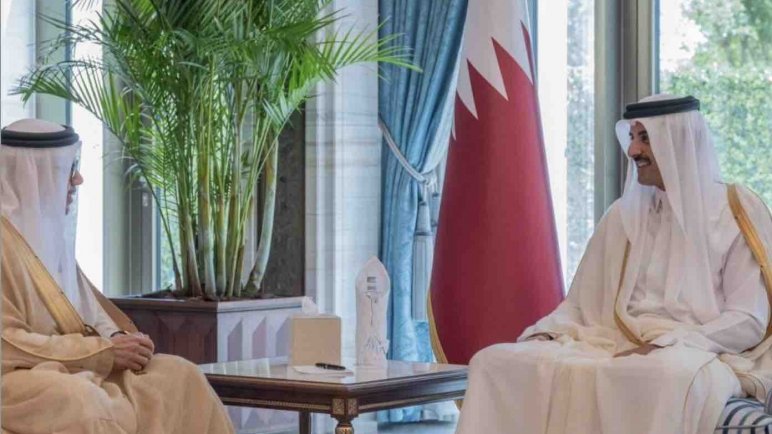 أمير قطر مستقبلاً الموفد البحريني .. هواجس قلق بشأن القمة لم تجد إجابات حاسمة