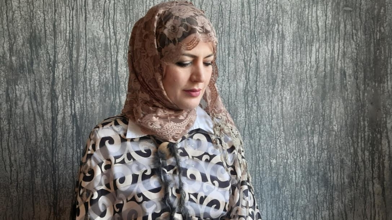 لبنى ياسين  شاعرة سورية.. تفتت الزمن واليائسون يحفرون أنفاقًا