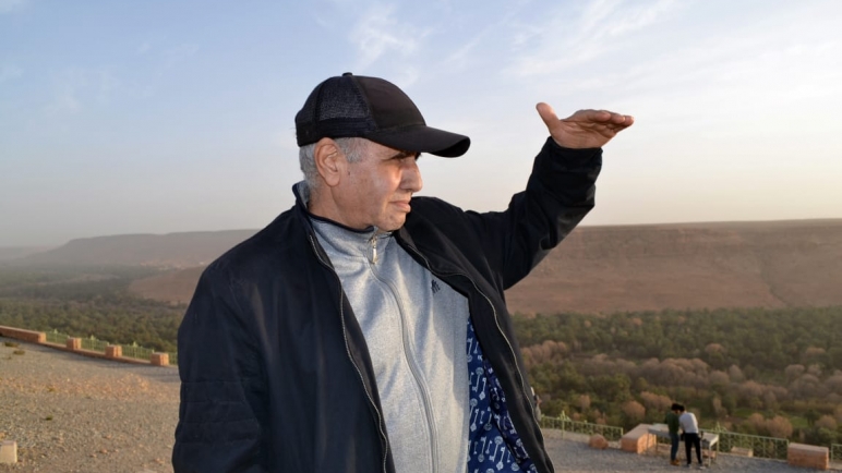 هناكَ حيث الساعةُ تلملمُ أشراطَها- شعر : محمد شاكر