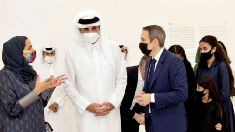 أمير قطر في معرض الفنان الامريكي جيف كونز