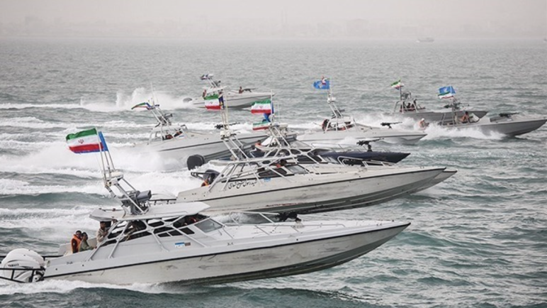 الحرس الثوري الايراني يعلن عن فرار سفينة حربية أمريكية من قبضة زوارقه.. متى ؟ وكيف؟