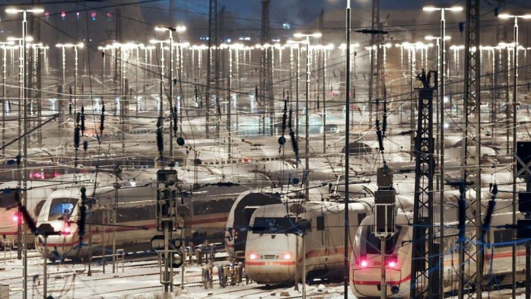 ماذا يعني شلل القطارات والمطارات في ألمانيا؟