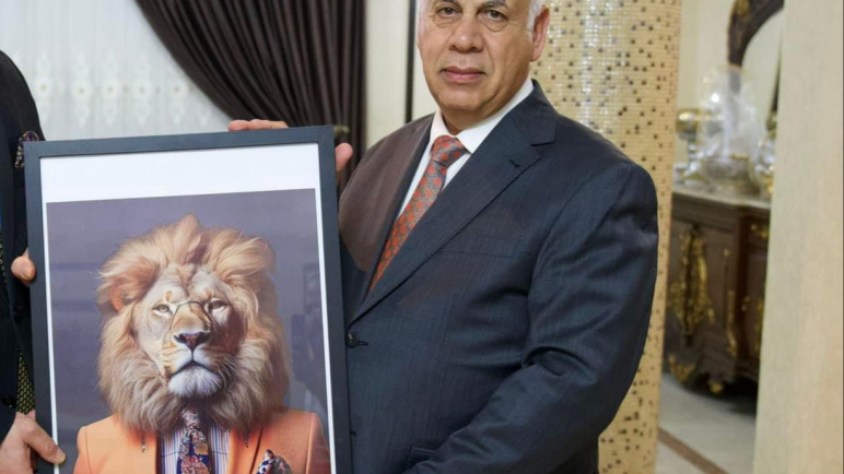 وزير الثقافة يهين الفن العراقي في توزيع لوحات هابطة